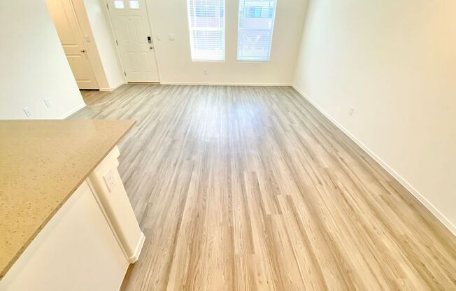 STUNNING LIKE NEW TOWNHOME 3 BEDROOM / 2.5 BATHROOMS, 2 CAR GARAGE TOWNHOME!
