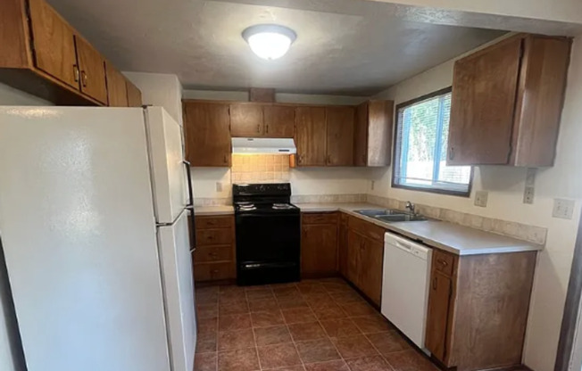 Spacious 3 Bedroom Home with Fenced Yard & Oversized Garage in Eugene