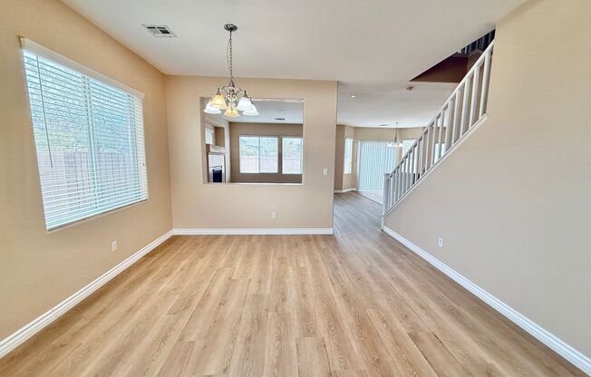 ABSOLUTELY BEAUTIFUL HOME CLOSE TO THE FREEWAY AND MAJOR SHOPPING CENTERS