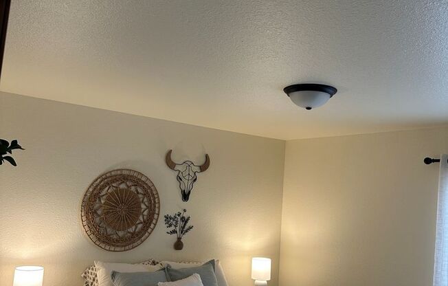 2 beds, 1 bath, $2,000, Unit 4-2557