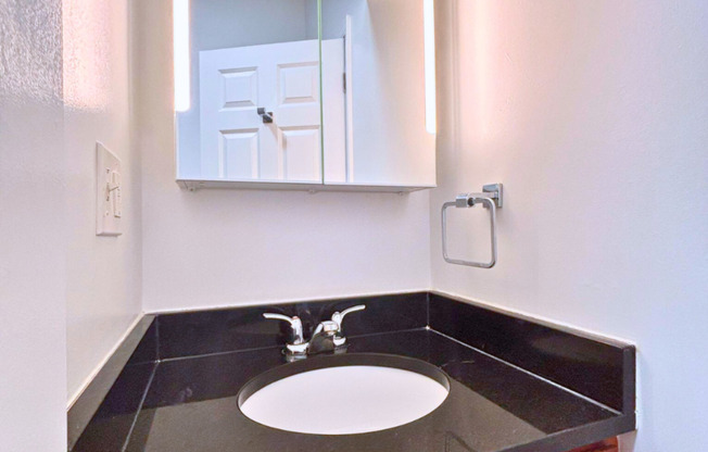 1 bed, 1 bath, $1,885, Unit E4