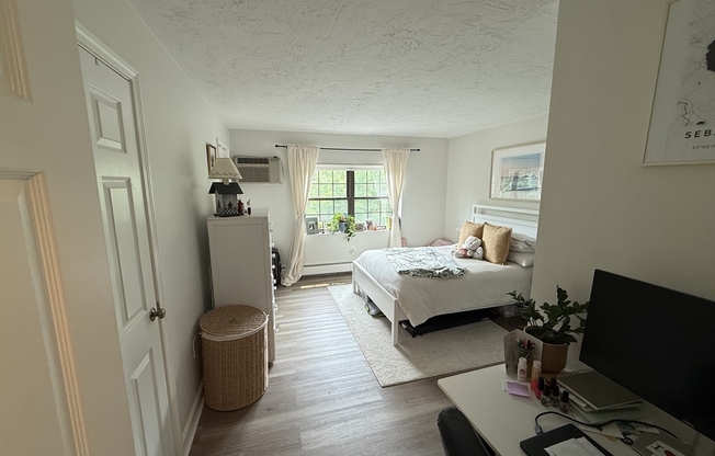 2 beds, 2 baths, 996 sqft, $2,800, Unit 33C