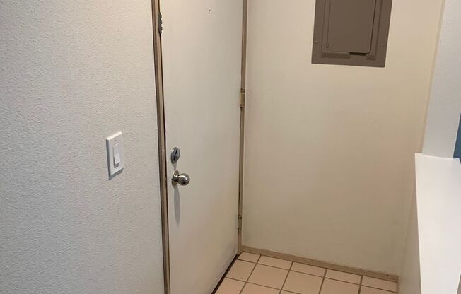 Beautiful 1 bed 1 bath top floor Walkers run condo in Newcastle