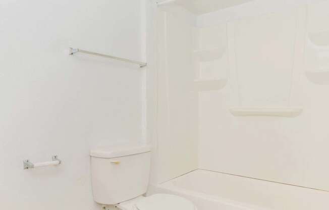 Oval Tub at Castlewood Apartments, Texas