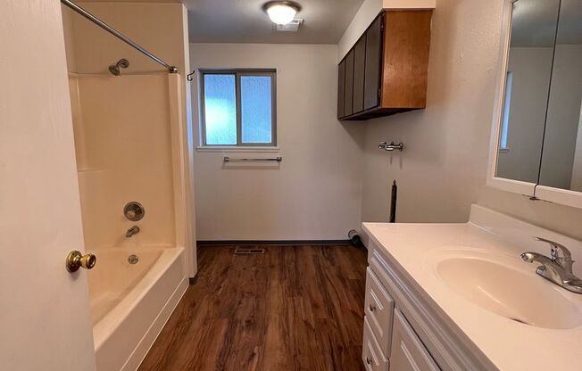 3 beds, 1 bath, 850 sqft, $1,275, Unit 4209-2