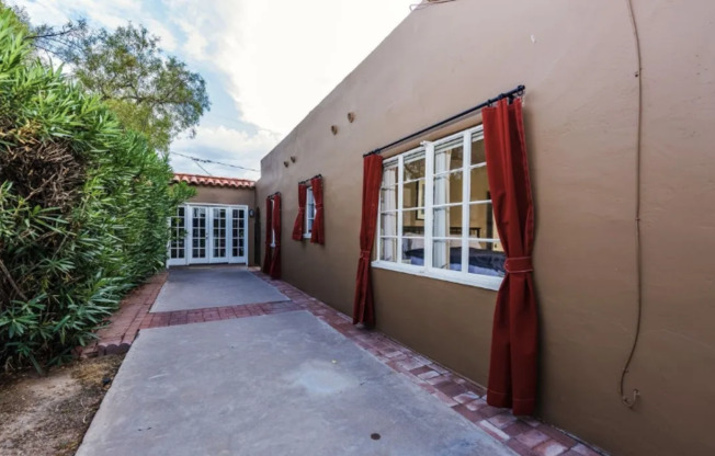 1629 W WILSHIRE DR