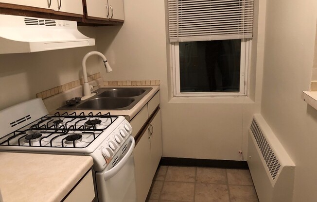 Studio, 1 bath, 580 sqft, $850, Unit 29-206