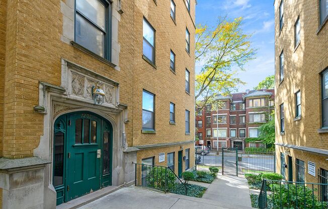 Beautiful 2Bed/1Bath in South Shore!