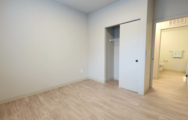 2 beds, 1 bath, 913 sqft, $1,900, Unit B-306