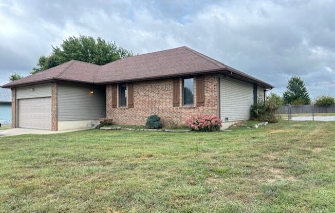 Adorable 3 Bedroom home on a big lot in NIXA!!   Ozark Schools