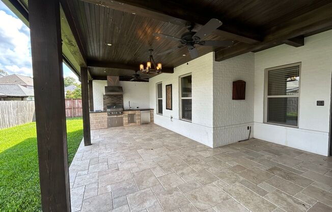 Gorgeous Four Bedroom Home With A Large Outdoor Kitchen