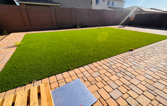 8609 W SOLANO DR