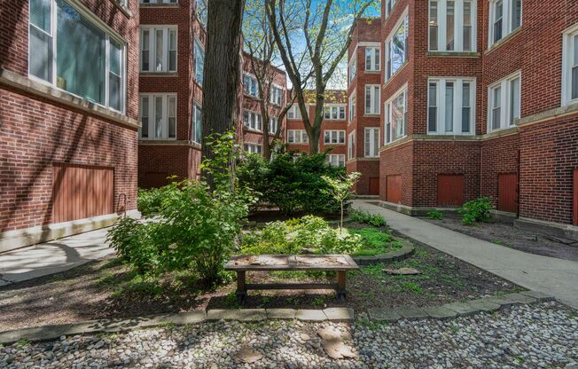 6565 N. Lakewood – Renovated Rogers Park Apartments