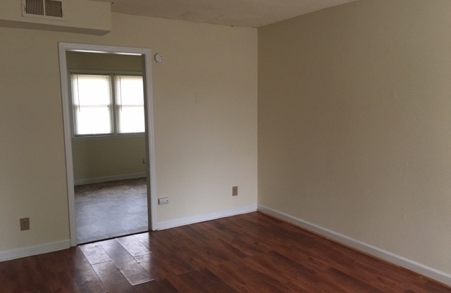 2 beds, 1.5 baths, 644 sqft, $885, Unit Unit 4