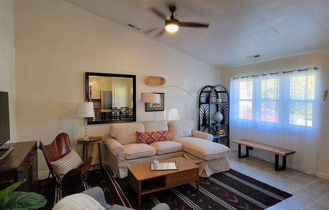 CAROLINA PLACE - Within minutes to Downtown Wilmington, Restaurants, Breweries! Close to Wilmington International Airport and I40-I140.