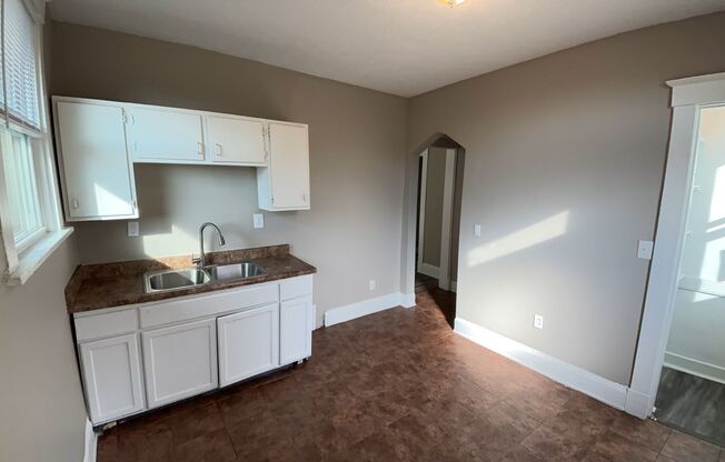 3 beds, 1 bath, $1,075, Unit Unit 2