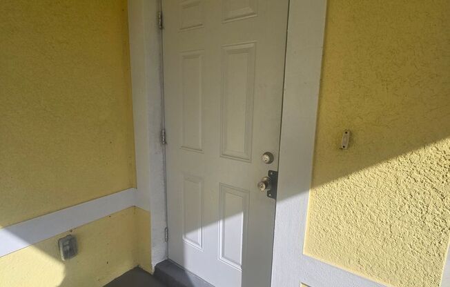LARGE 3/2/1 -Duplex, prime Location-Lehigh Acres
