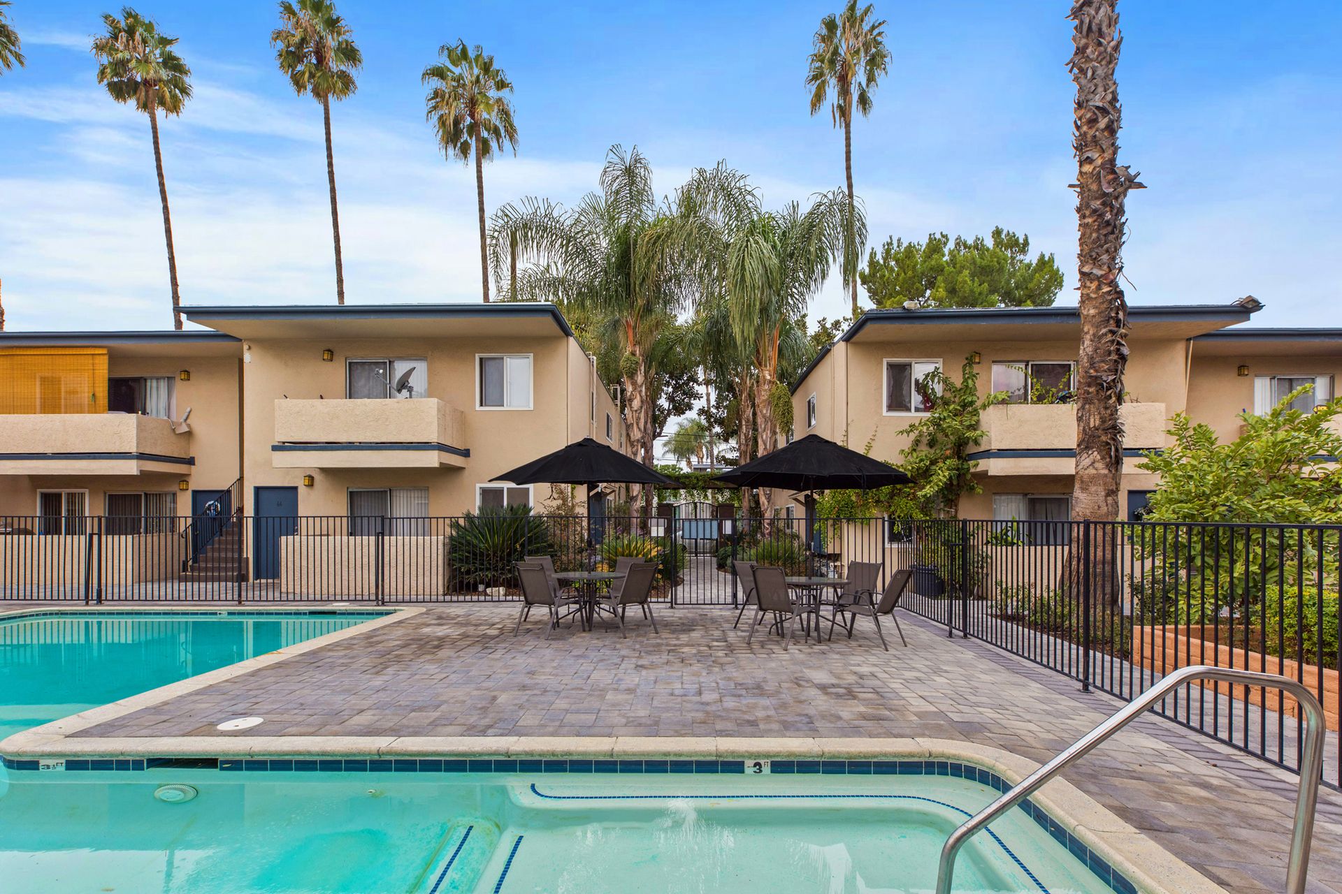 Tarzana Court Apartments