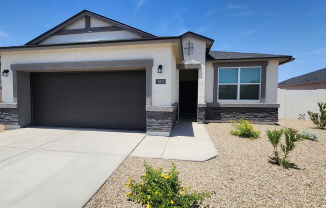 July rent free with signed lease before 6/30/25- 3 bed/2bath New Casa Grande Home