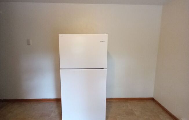 2 beds, 1 bath, 903 sqft, $1,140, Unit P-2