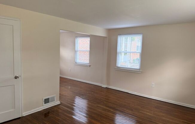 2 beds, 1 bath, $1,350, Unit 2949 Heather Place