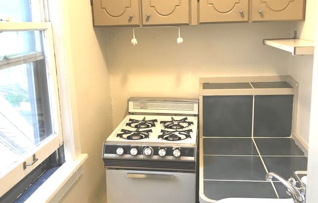 Studio, 1 bath, $745, Unit 32