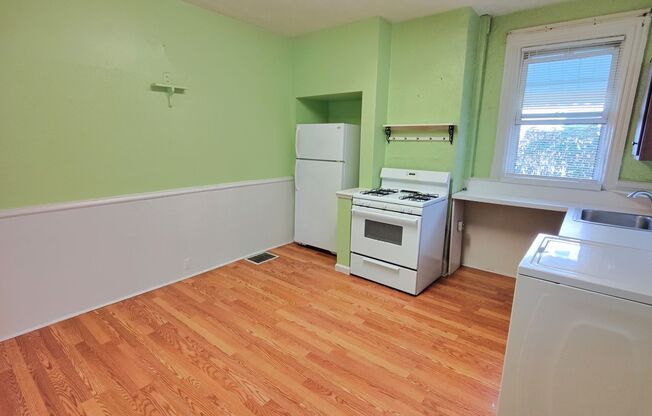 2 beds, 1 bath, $1,295