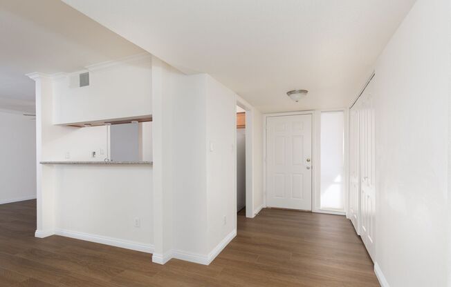 1 bedroom unity in luxury guard gated community near the Strip