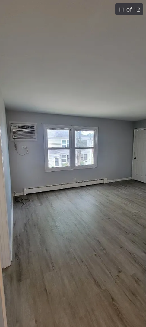 2 beds, 1 bath, 700 sqft, $899, Unit 4 D