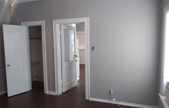 2 beds, 1 bath, 885 sqft, $995, Unit B