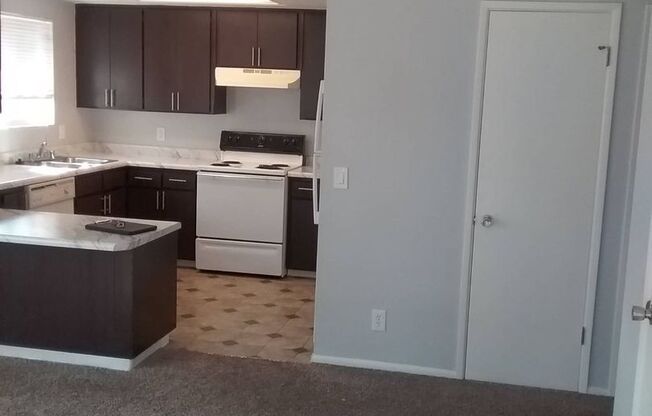 2 beds, 1 bath, 800 sqft, $1,195, Unit Unit 02