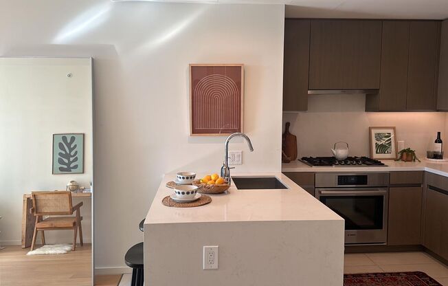 1 bed, 1 bath, 730 sqft, $3,000, Unit 889 Francisco St, UNIT 2402