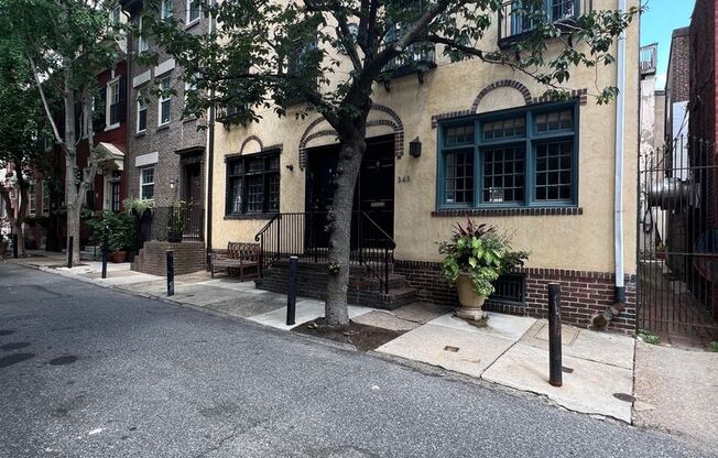 Beautiful Old World 2 Bed + Den Townhouse In Rittenhouse!