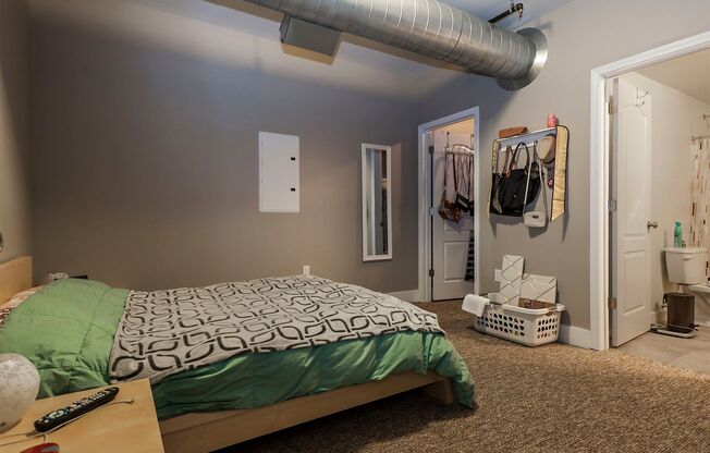 3 beds, 2 baths, 1,130 sqft, $2,050, Unit Jane 301