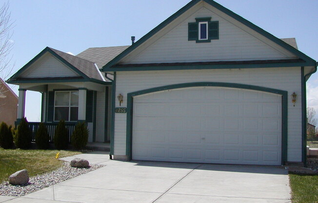 Main level living rancher in Briargate