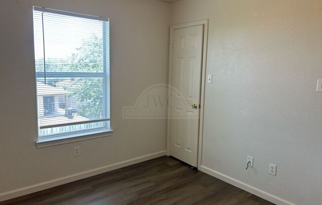 2 beds, 1 bath, $700, Unit 1304 Dugger Unit D