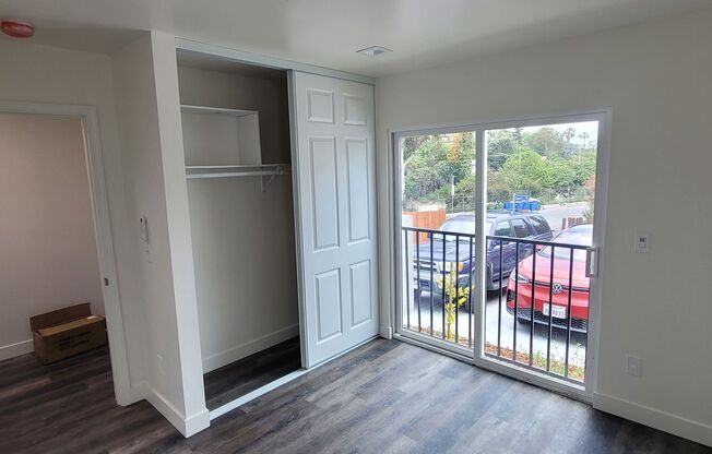 2132-2134 Cove Ave ****