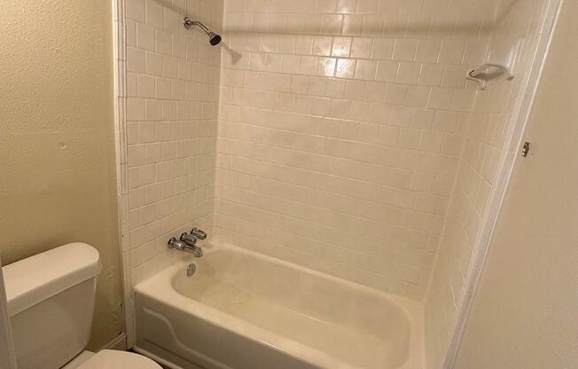 2 beds, 2 baths, 923 sqft, $1,099, Unit 205