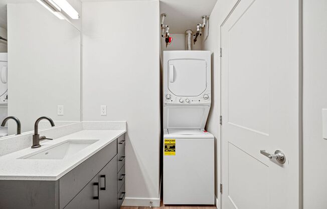 2 beds, 1 bath, 660 sqft, $2,200, Unit 208