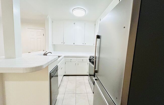 1 bed, 1 bath, $2,195, Unit 38-6