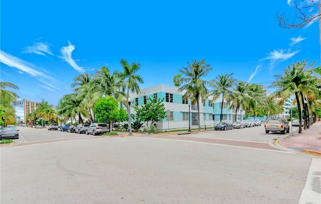 Beautiful studio apartment in the heart of South of Fifth, completely remodeled & steps from the beach!