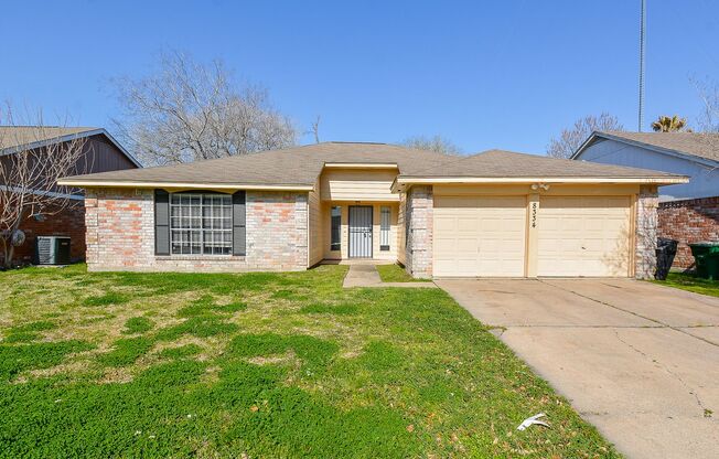 Great 3 bed/2 bath Rental House with Yard in Southwest Houston !