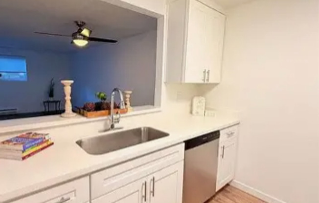 2 beds, 1 bath, $2,250, Unit 220