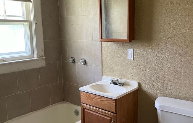 2 beds, 1 bath, $1,300