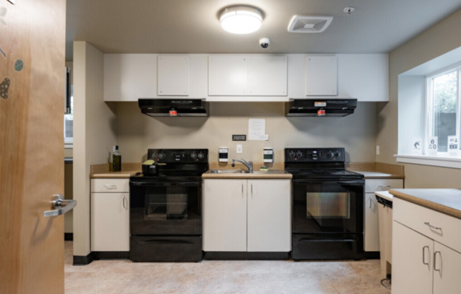 Studio, 1 bath, 175 sqft, $1,184, Unit 4735 21st Ave NE Unit 404 - Unit 404