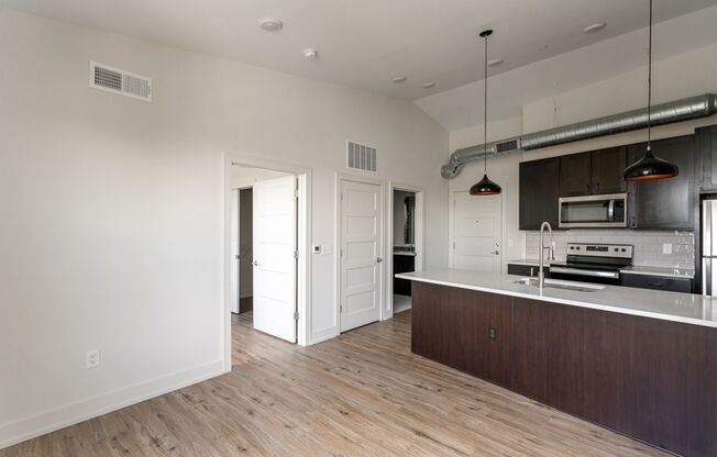 2 beds, 1 bath, $1,800, Unit 1050 N 4th St. Apt. 421