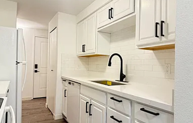 Updated Bellevue Condo with Rare 2 Reserved Parking Spaces – Ground Floor Convenience & Style!