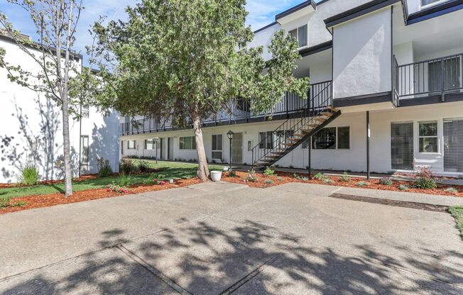 2 beds, 1 bath, 880 sqft, $1,750, Unit 115