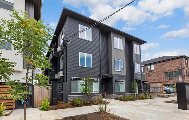 7150 N GREENWICH AVE