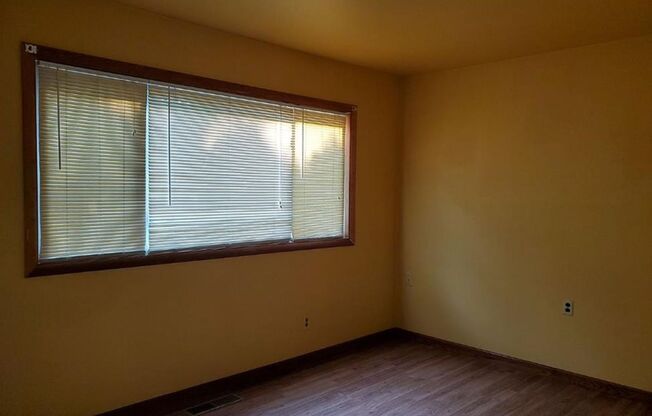 4 beds, 1 bath, $1,599